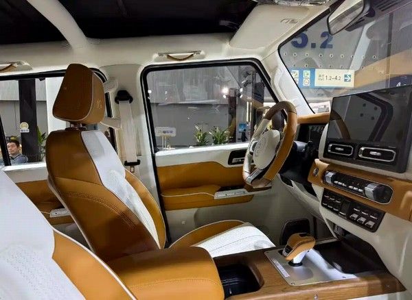 全新212 T01 60周年纪念版车型首发亮相软顶造型