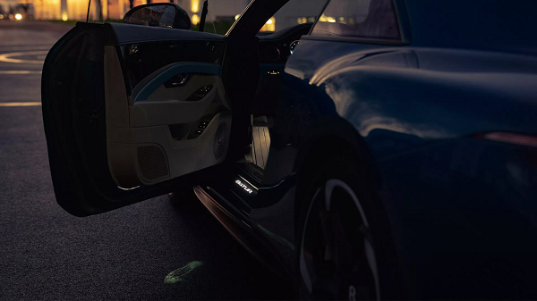 宾利汽车Batur车型推创新“光雕”动画迎宾灯光技术