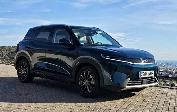 比亚迪旗下小型SUV元UP DM-i综合续航1000公里