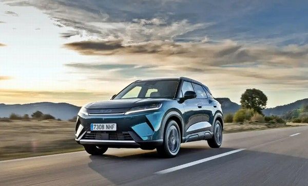 比亚迪旗下小型SUV元UP DM-i综合续航1000公里