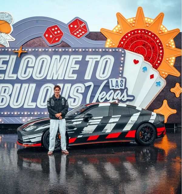 梅赛德斯-AMG全新设计GT四门轿车鲜艳车身涂装