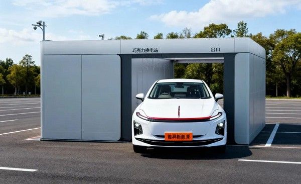 香港全球首台右舵可换电新能源出租车红旗E-QM5