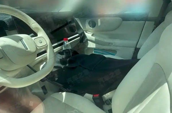 魏牌旗舰SUV的内饰谍照预计采用2+2+2座椅布局