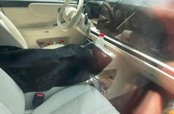 魏牌旗舰SUV的内饰谍照预计采用2+2+2座椅布局