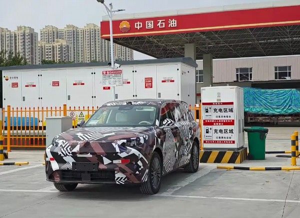 魏牌旗舰SUV的内饰谍照预计采用2+2+2座椅布局