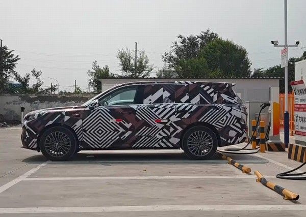 魏牌旗舰SUV的内饰谍照预计采用2+2+2座椅布局