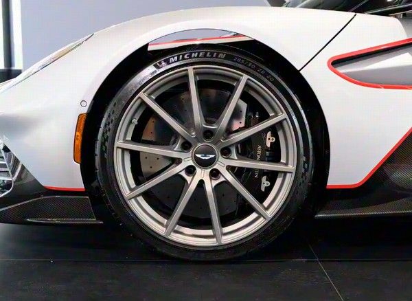 插电混动超跑阿斯顿·马丁Valhalla量产版实车国内亮相