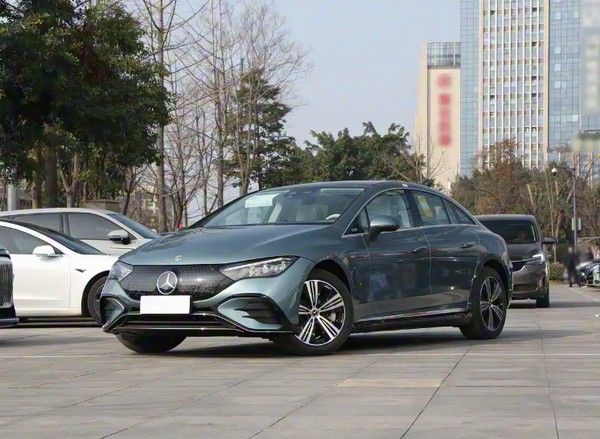 2026款奔驰EQE上市价格新车定位中大型纯电动车