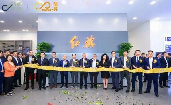 首台右舵可换电新能源出租车红旗E-QM5香港亮相