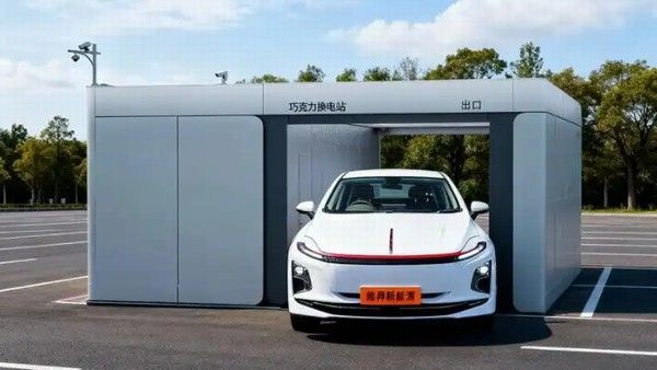 首台右舵可换电新能源出租车红旗E-QM5香港亮相