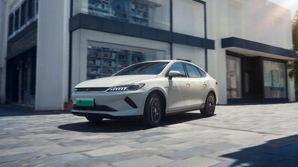 “国民家轿”比亚迪秦PLUS续航超2000公里低油耗