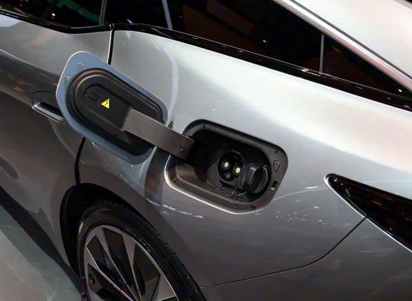 广汽丰田铂智7价格参数配置定位中大型纯电动轿车