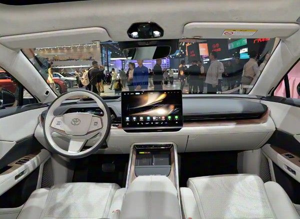 广汽丰田铂智7价格参数配置定位中大型纯电动轿车