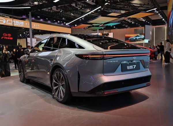 广汽丰田铂智7价格参数配置定位中大型纯电动轿车