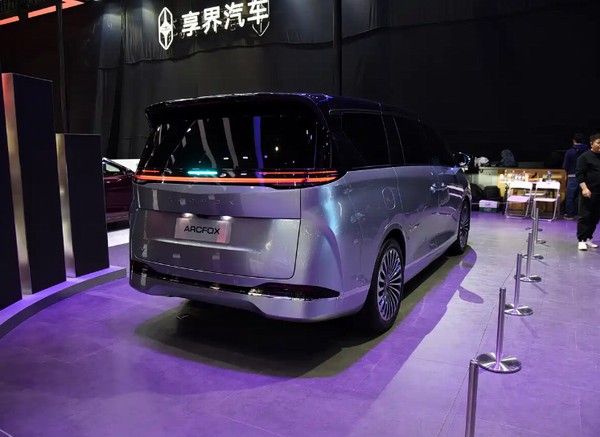 极狐全新大型MPV原型车首发亮相量产版2026年发布