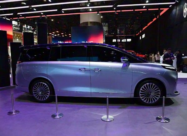 极狐全新大型MPV原型车首发亮相量产版2026年发布