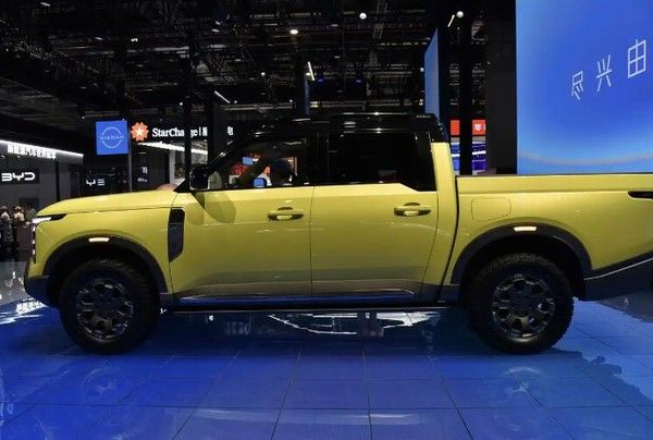 郑州日产锋坦皮卡正式上市燃油混动双动力参数配置