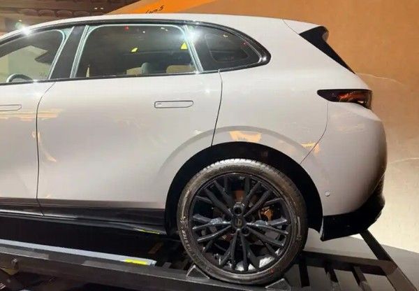 零跑汽车全新电动轿跑Lafa5正式上市个性电动轿跑