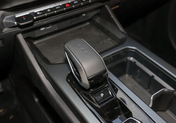 吉利汽车新款豪越L中型SUV正式上市价格参数配置