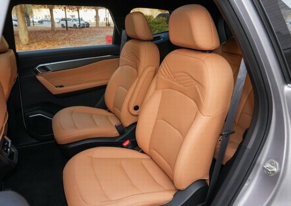 吉利汽车新款豪越L中型SUV正式上市价格参数配置