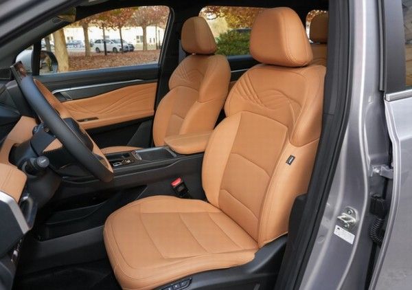 吉利汽车新款豪越L中型SUV正式上市价格参数配置