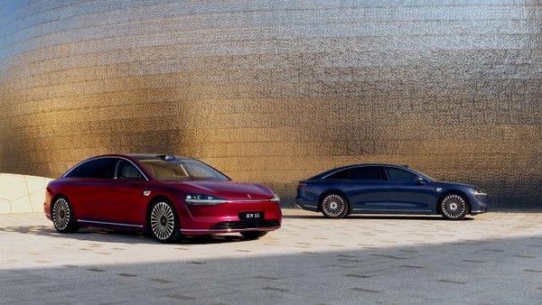 享界S9轿车于2025年11月29日享界超级工厂交仪