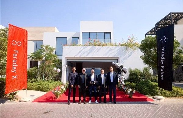 FF和FX在阿联酋全球首位车主FXSuperOne正式交付