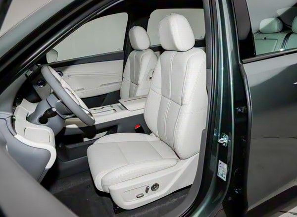 红旗HS6 PHEV全新插混中大型SUV将12月12日上市