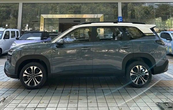 五菱宏光侠量产版实车图该车未来或将命名星光560