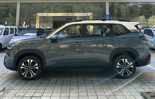 五菱宏光侠量产版车型实车谍照新车命名为星光560