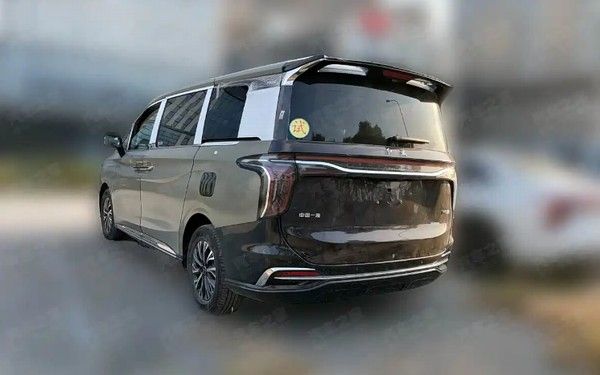 新款红旗HQ9测试谍照内饰变化明显整体风格更居家