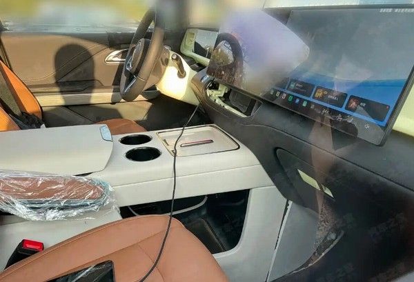 新款红旗HQ9测试谍照内饰变化明显整体风格更居家