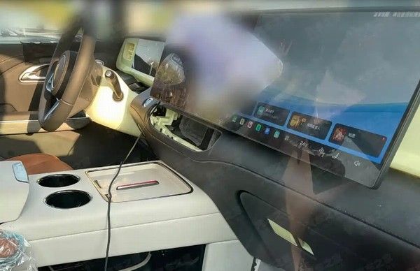 新款红旗HQ9测试谍照内饰变化明显整体风格更居家