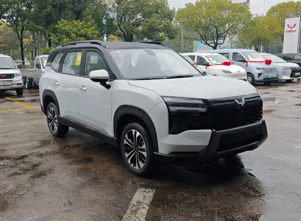 五菱宏光侠实车图将命名为星光560提供5座7座可选