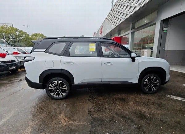 五菱宏光侠实车图将命名为星光560提供5座7座可选