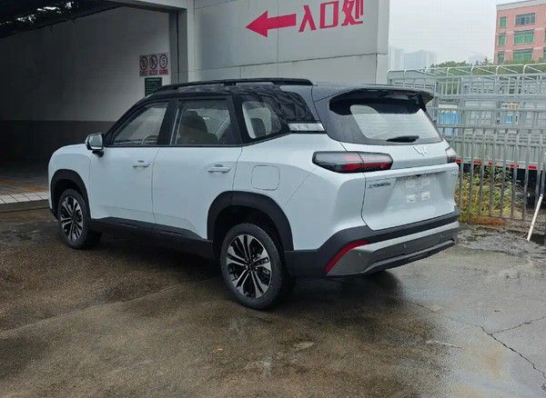 五菱宏光侠实车图将命名为星光560提供5座7座可选