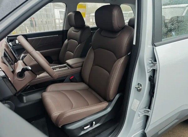 五菱宏光侠实车图将命名为星光560提供5座7座可选