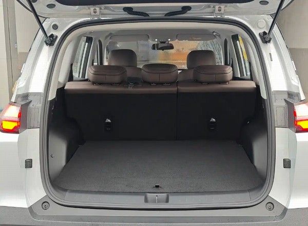 五菱宏光侠实车图将命名为星光560提供5座7座可选