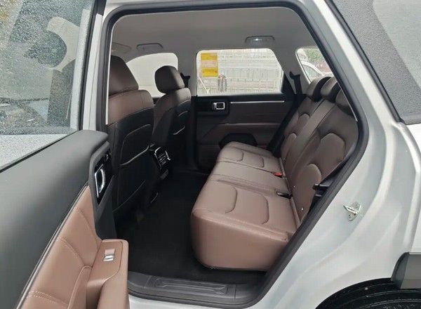 五菱宏光侠实车图将命名为星光560提供5座7座可选