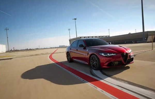 阿尔法·罗密欧Giulia朱丽叶和Stelvio斯坦维四叶草版