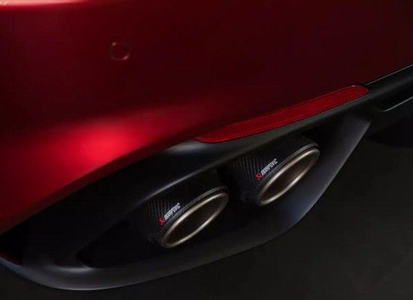 阿尔法·罗密欧Giulia朱丽叶和Stelvio斯坦维四叶草版