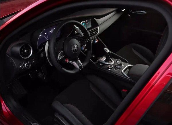 阿尔法·罗密欧Giulia朱丽叶和Stelvio斯坦维四叶草版