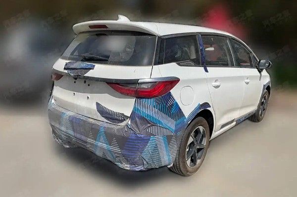 疑似新款比亚迪宋MAX的谍照全新外观内饰参数配置