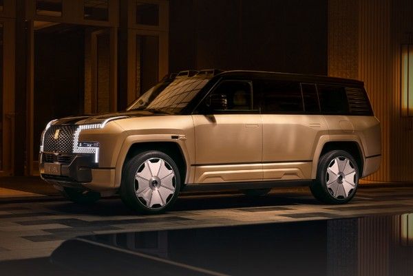 比亚迪高端新能源SUV仰望U8L鼎世版应用铝金骨梁