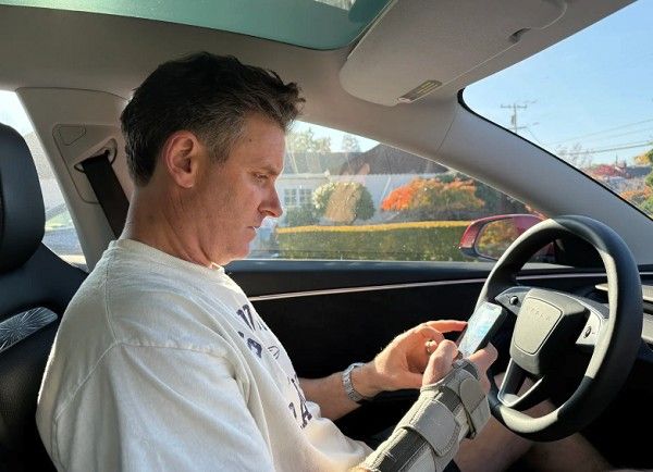 特斯拉全自动驾驶系统(FSD)更新允许边开车边发短信