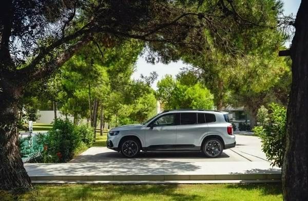 梅赛德斯-奔驰紧凑型SUV全新一代奔驰GLB车型官图