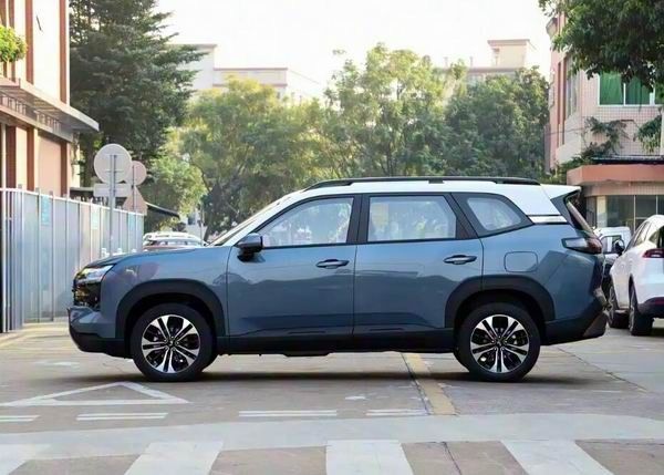 五菱汽车星光家族全新星光560价格参数配置5座布局