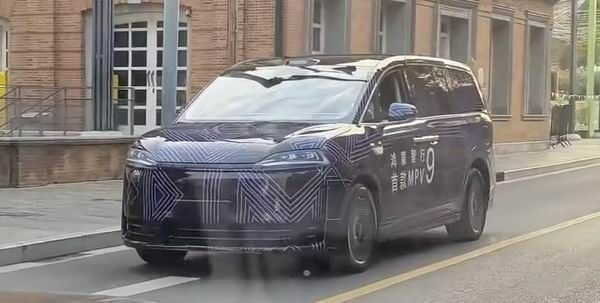 鸿蒙智行旗舰首款MPV车型正式定名智界V9路试谍照