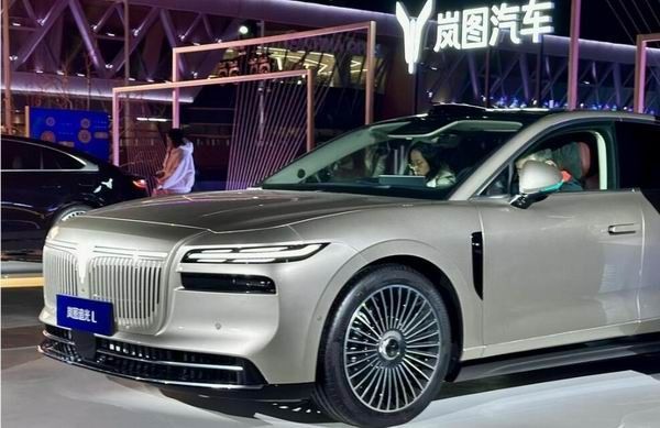 岚图新款追光L新车推出Max版与Ultra版两个配置参数