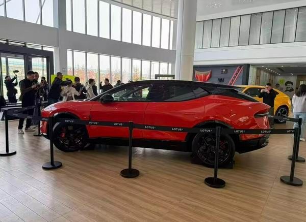 莲花全新插电混动SUV FOR ME实车亮相将2026年上市